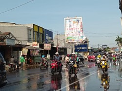 Genangan Air di Jl Sawangan Depok Surut, Warga Bersihkan Sisa Lumpur