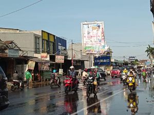 Genangan Air di Jl Sawangan Depok Surut, Warga Bersihkan Sisa Lumpur Genangan Air di Jl Sawangan Depok Surut, Warga Bersihkan Sisa Lumpur