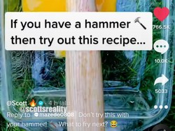 Gokil! Bule Ini Makan Palu Goreng, Netizen Sebut Mirip Bobon Santoso