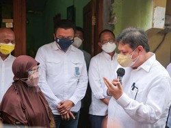 Pantau Program Dukungan UMKM, Airlangga Tinjau UMKM usAHA di Solo