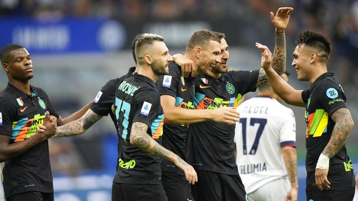 Inter Milans Edin Dzeko, center, celebrates with teammates after scoring his sides 5th goal during a Serie A soccer match between Inter Milan and Bologna, at the San Siro stadium in Milan, Italy, Saturday, Sept. 18, 2021. (AP Photo/Luca Bruno)