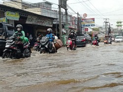 Jalan Raya Sawangan Depok Tergenang Air 30 Cm, Lalu Lintas Macet