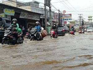 Jalan Raya Sawangan Depok Tergenang Air 30 Cm, Lalu Lintas Macet Jalan Raya Sawangan Depok Tergenang Air 30 Cm, Lalu Lintas Macet