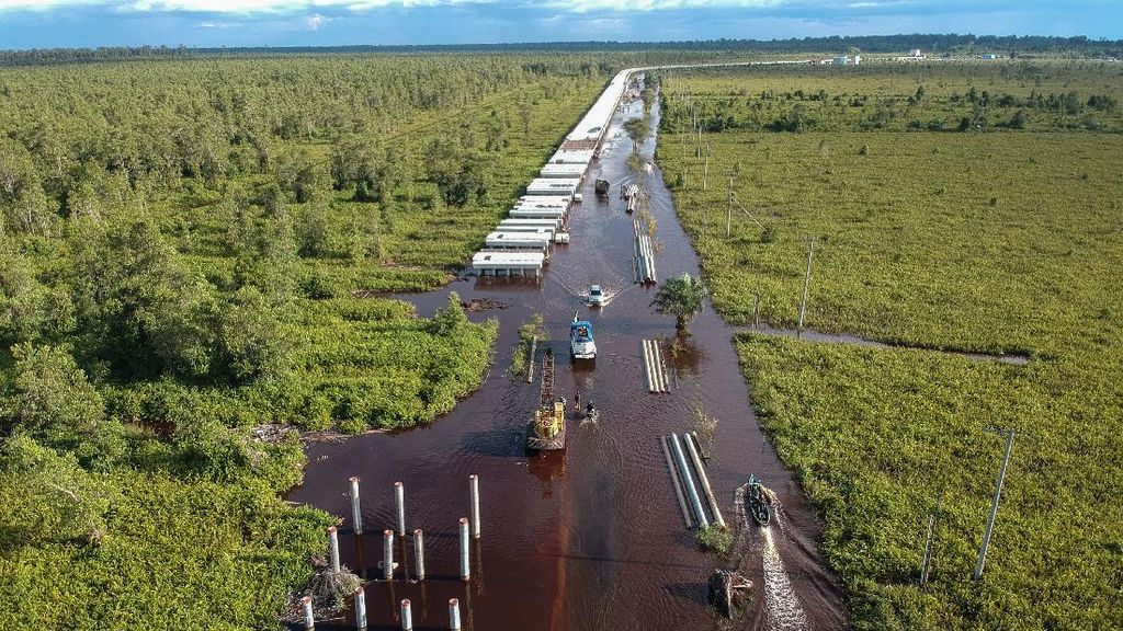 Hampir Sebulan, Jalan Trans Kalimantan Bukit Rawi Masih Banjir