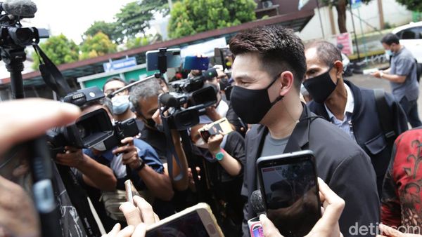 Dhena Devanka Tuduh Jonathan Frizzy Selingkuh Gara-gara Foto Ini?