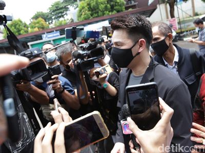 Dhena Devanka Tuduh Jonathan Frizzy Selingkuh Gara-gara Foto Ini?