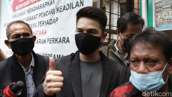 Foto Jonathan Frizzy-Dhena Devanka Bertemu di Sidang Cerai