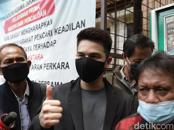 Foto Jonathan Frizzy-Dhena Devanka Bertemu di Sidang Cerai