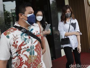 Dhena Devanka Jelaskan Barbel di Bukti KDRT Jonathan Frizzy: Cuma Dipegang! Dhena Devanka Jelaskan Barbel di Bukti KDRT Jonathan Frizzy: Cuma Dipegang!