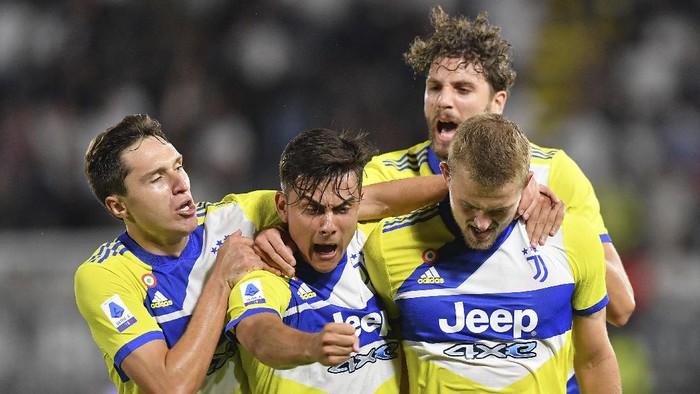 Juventus Matthijs de Ligt, right, celebrates with teammates, from left, Federico Chiesa, Paulo Dybala and Manuel Locatelli, after scoring during the Italian Serie A soccer match between Spezia and Juventus, at the Alberto Picco stadium in La Spezia, Italy, Wednesday, Sept. 22, 2021. (Tano Pecoraro/LaPresse via AP)