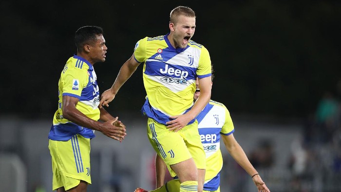 LA SPEZIA, ITALY - SEPTEMBER 22: Matthijs De Ligt of Juventus celebrates after scoring a goal during the Serie A match between Spezia Calcio v Juventus at Stadio Alberto Picco on September 22, 2021 in La Spezia, Italy.  (Photo by Gabriele Maltinti/Getty Images)