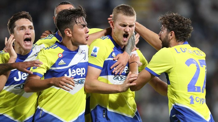 LA SPEZIA, ITALY - SEPTEMBER 22: Matthijs De Ligt of Juventus celebrates after scoring a goal during the Serie A match between Spezia Calcio v Juventus at Stadio Alberto Picco on September 22, 2021 in La Spezia, Italy.  (Photo by Gabriele Maltinti/Getty Images)