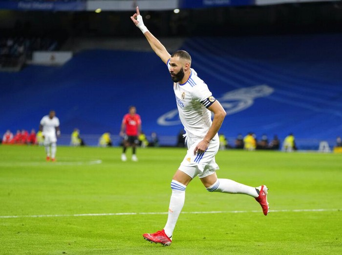 Real Madrid's Karim Benzema celebrates after scoring his team's fifth goal during a Spanish La Liga soccer match between Real Madrid and Mallorca at the Bernabeu stadium in Madrid, Spain, Wednesday, Sept. 22, 2021. (AP Photo/Manu Fernandez)