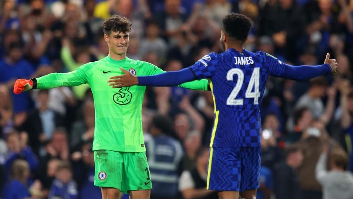 LONDON, ENGLAND - SEPTEMBER 22: Kepa Arrizabalaga of Chelsea celebrates with teammate Reece James after winning in the penalty shoot out during the Carabao Cup Third Round match between Chelsea and Aston Villa at Stamford Bridge on September 22, 2021 in London, England. (Photo by Catherine Ivill/Getty Images)