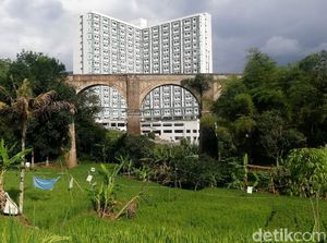 Kisah Jembatan Cincin Jatinangor yang Konon Horor Kisah Jembatan Cincin Jatinangor yang Konon Horor