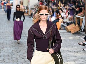 10 Koleksi Tory Burch Spring/Summer 2022 yang Dipamerkan di Jalanan NY