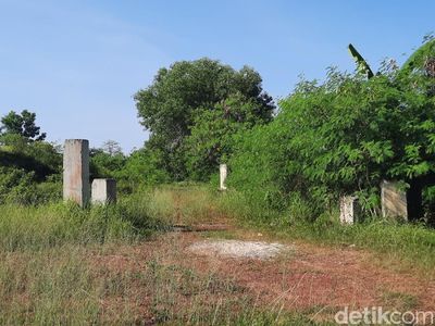 Penampakan Masjid Sriwijaya Mangkrak Dikorupsi Sisakan Prasasti
