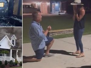 Viral Kisah Pria Lamar Kekasih saat Rumahnya Kebakaran