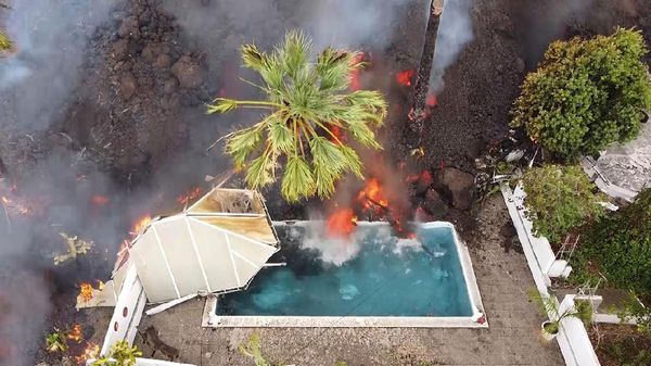 Ngeri Banget, Bak di Film, Lelehan Lava Hancurkan Kolam Renang Warga