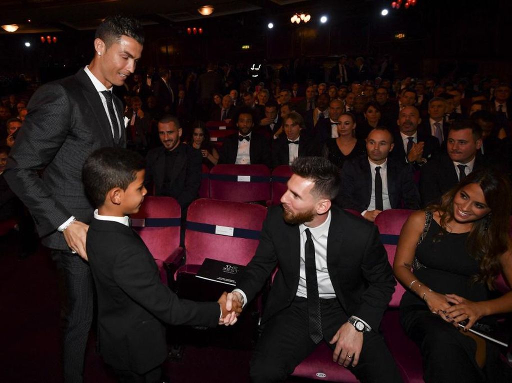 Saat Cristiano Ronaldo Jr Ketemu Lionel Messi: Kok Pendek?