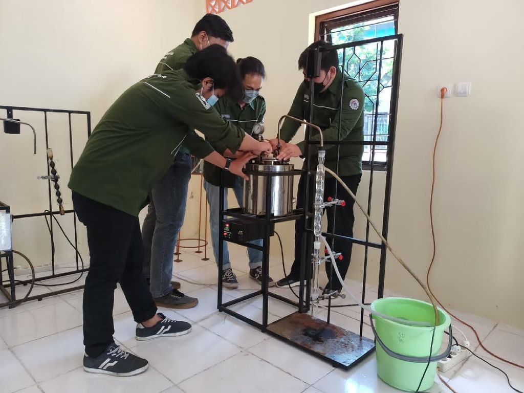 Saat Mahasiswa UII Sulap Limbah Masker Jadi BBM Saat Mahasiswa UII Sulap Limbah Masker Jadi BBM