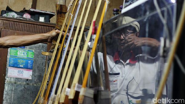 Peraih Medali Emas PON Ini Jago Banget Bikin Busur dan Anak Panah