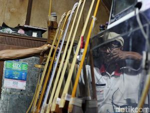 Peraih Medali Emas PON Ini Jago Banget Bikin Busur dan Anak Panah