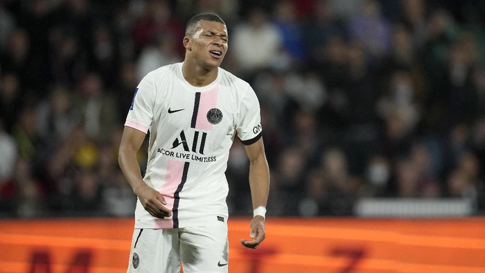 PSGs Kylian Mbappe grimaces after missing a chance during the French League One soccer match between FC Metz and Paris Saint-Germain at Saint Symphorien stadium, in Metz, eastern France, Wednesday, Sept. 22, 2021. (AP Photo/Christophe Ena)