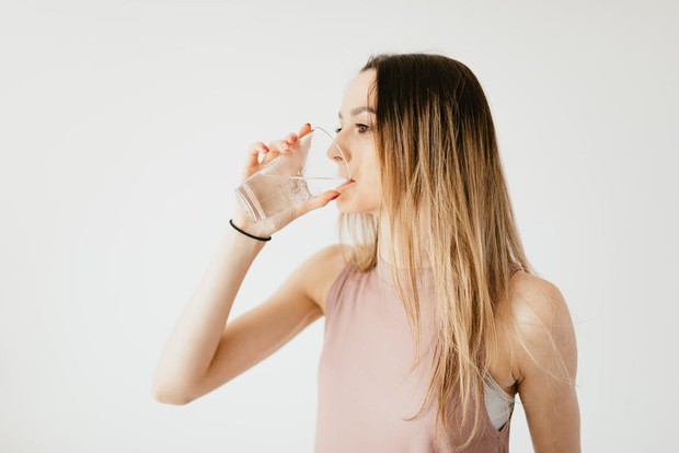 Menjaga pola makan selama pandemi - Perbanyak air mineral/Foto: pexels.com/Karolina Grabowska