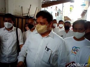 Blusukan di Kampung UMKM Solo, Menko Airlangga Dikenalkan sebagai Capres Blusukan di Kampung UMKM Solo, Menko Airlangga Dikenalkan sebagai Capres