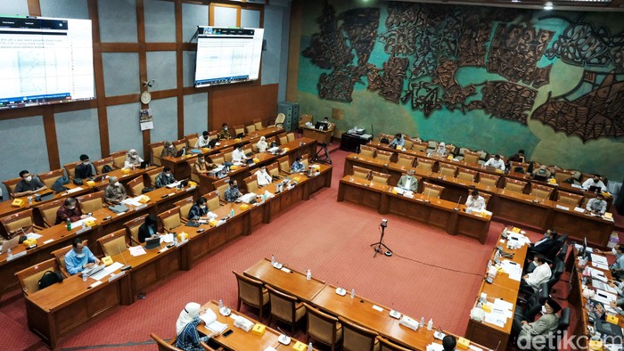 Mendikbudristek Nadiem Makarim rapat bareng Komisi X DPR. Dalam pemaparannya, Nadiem menjelaskan soal seleksi PPPK guru atau pegawai pemerintah dengan perjanjian kerja.