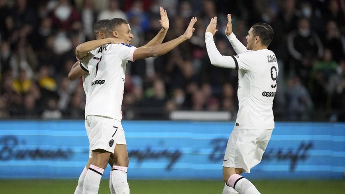 PSGs Kylian Mbappe, left, reacts with PSGs Mauro Icardi, right, after scoring their sides first goal during the French League One soccer match between FC Metz and Paris Saint-Germain at Saint Symphorien stadium, in Metz, eastern France, Wednesday, Sept. 22, 2021. (AP Photo/Christophe Ena)
