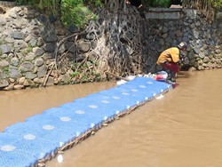 UPK Badan Air: Pelampung Bukan Penghambat Sampah di Kali Rawa Bunga Jaktim