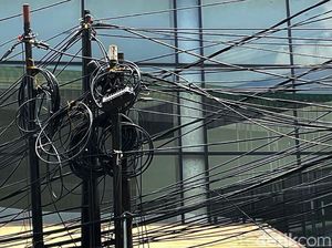 Perbaikan Kabel dan Tiang di Ciputat Dikeluhkan Warga