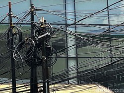 Perbaikan Kabel dan Tiang di Ciputat Dikeluhkan Warga