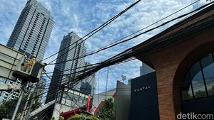 Kabel Semrawut di Jalan Wolter Monginsidi Dirapikan