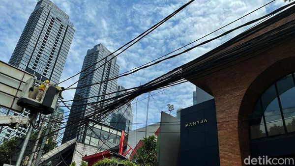 Kabel Semrawut di Jalan Wolter Monginsidi Dirapikan
