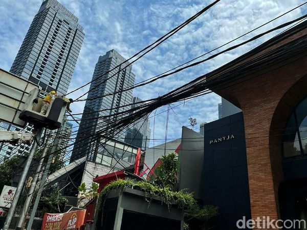 Kabel Semrawut di Jalan Wolter Monginsidi Dirapikan