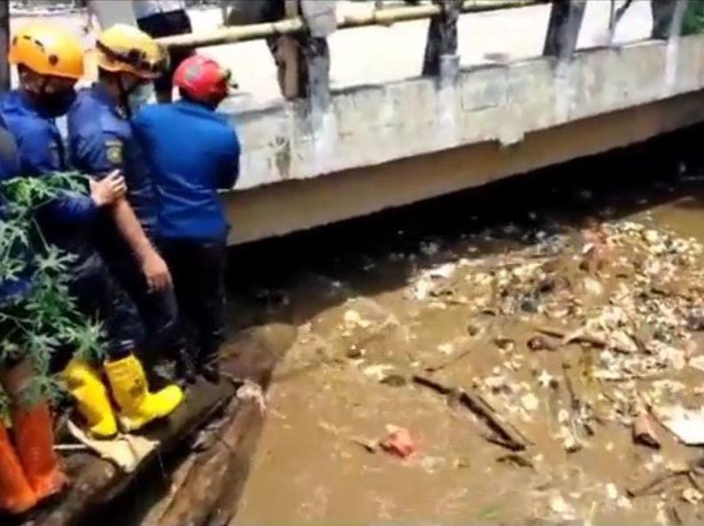 Sampah Menumpuk di Kali Mampang, Penyebab Banjir di Sawangan Depok