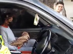 Kisah Haru Keluarga Bawa Mayat Bayi dan Aksi Spontan Polisi Sukabumi