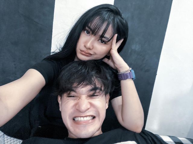 6 tahun pacaran dan niat mau menikah, Adhitya Alkatiri diduga diselingkuhi sang kekasih Adinda Azani. Yuk intip potret mereka!