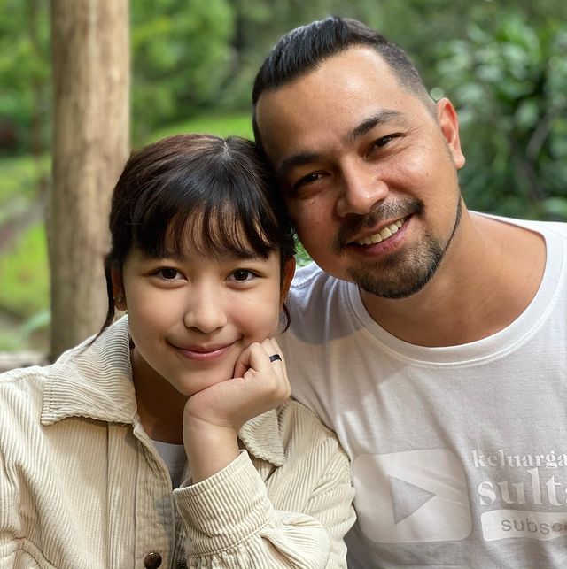 Aquene Aziz Djorghi adalah putri remaja Sultan Djorghi dan Annisa Trihapsari yang cantik dan hafal Al-Quran. Yuk intip potretnya!