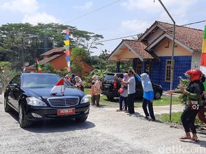 Kunker ke Cilacap, Jokowi Bagi-bagi Masker dan Kaus dari dalam Mobil