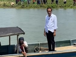 Saat Jokowi Naik Perahu Seberangi Sungai untuk Sapa Warga Cilacap