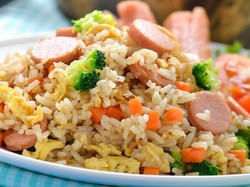 Resep Nasi Goreng Sosis dan Sayuran untuk Bekal dan Sarapan