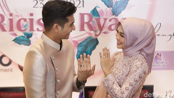 Happy... Ria Ricis Pamer Cincin Pertunangan dengan Teuku Ryan