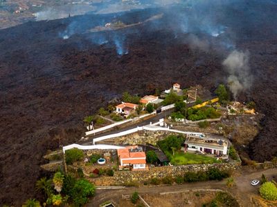 Rumah Warga di Spanyol Terkepung Lahar Gunung Berapi