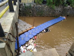 Masih Ada Tumpukan Sampah di Kali Dekat Kelurahan Rawa Bunga Jaktim