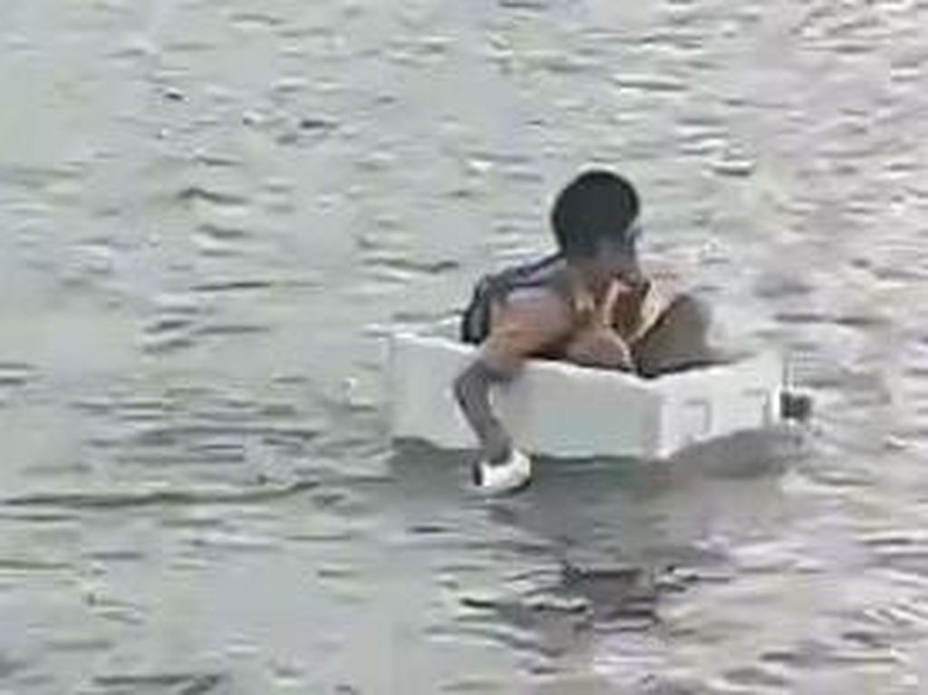 Viral Bocah Naik Styrofoam Seberangi Sungai demi Sekolah di OKI Sumsel