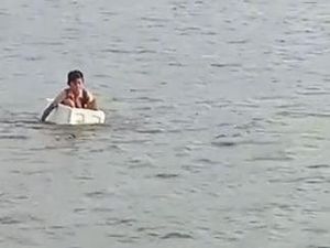 Viral Anak Seberangi Sungai Naik Styrofoam, Susi-Fadli Zon Mau Patungan Perahu Viral Anak Seberangi Sungai Naik Styrofoam, Susi-Fadli Zon Mau Patungan Perahu